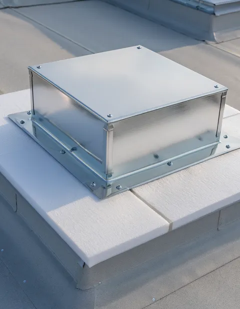 Rooftop grease containment around a commercial exhaust fan